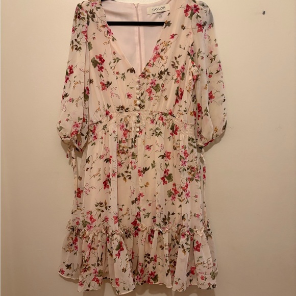 Taylor Dresses & Skirts - Taylor Cream Floral Dress with Pink and Red Accents